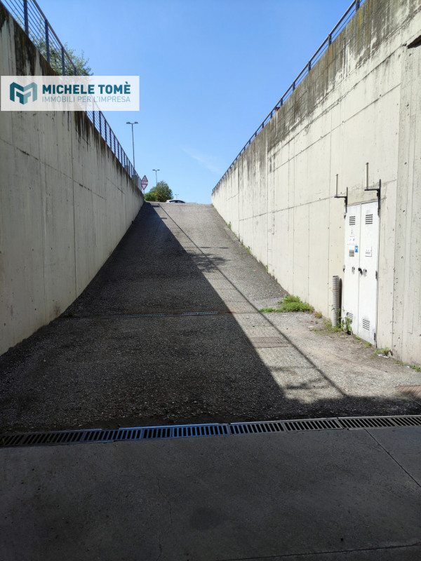 Immagine 13 di Magazzino in vendita  in via crivellin a Affi