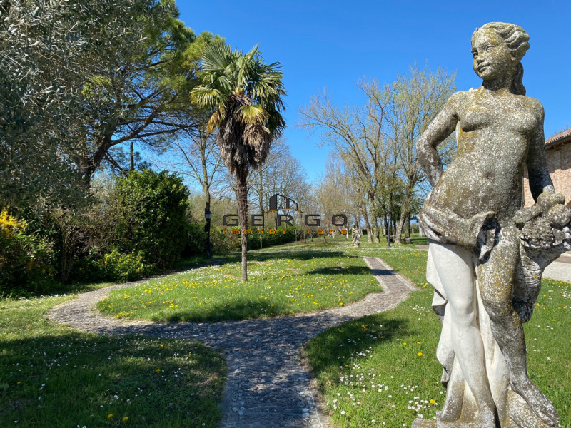 Immagine 32 di Villa in vendita  in Via Cornarotta a Treviso