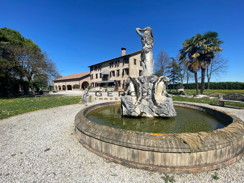 Immagine 45 di Villa in vendita  in Via Cornarotta a Treviso