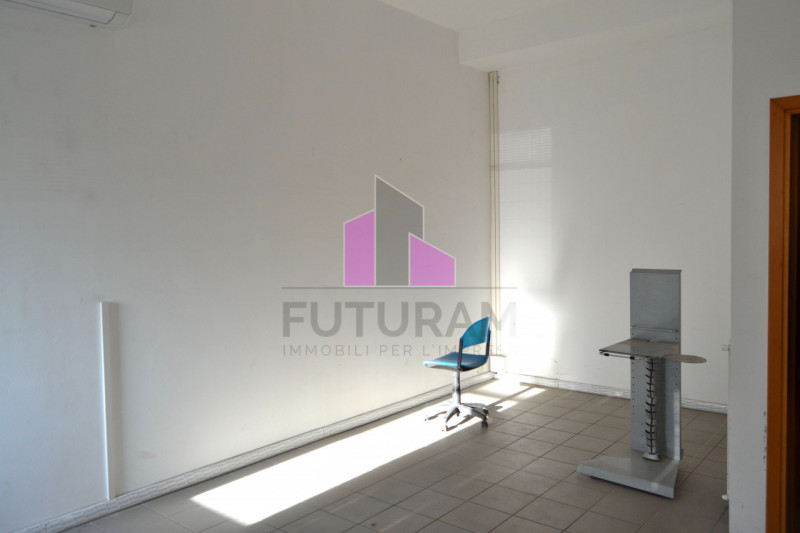 Immagine 2 di Ufficio in affitto  in statale del santo a Limena