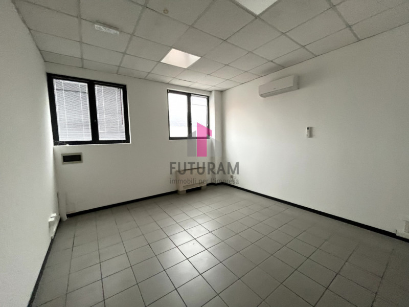 Immagine 11 di Ufficio in affitto  in statale del santo a Limena