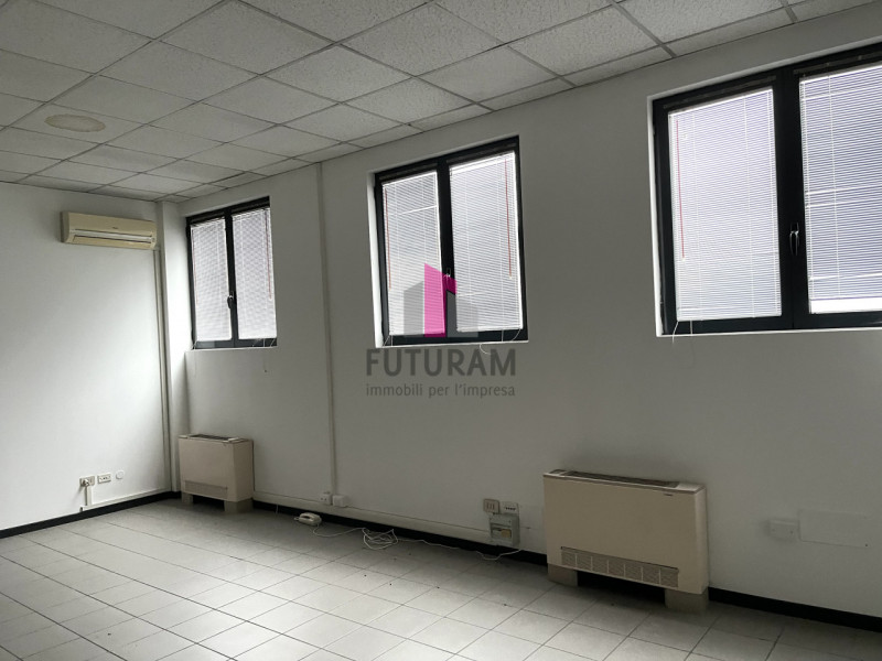 Immagine 21 di Ufficio in affitto  in statale del santo a Limena
