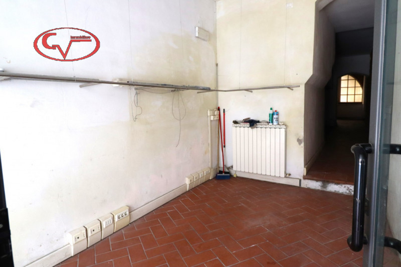 Immagine 2 di Negozio in vendita  in Via Roma a Montevarchi