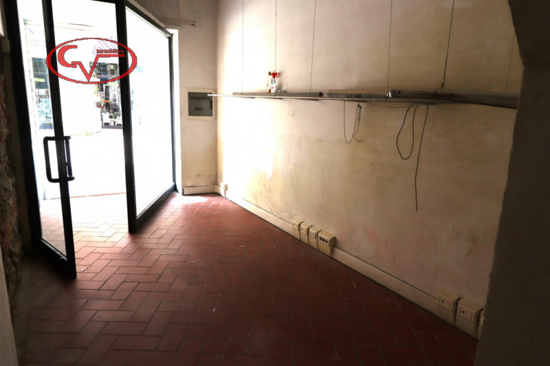 Immagine 3 di Negozio in vendita  in Via Roma a Montevarchi