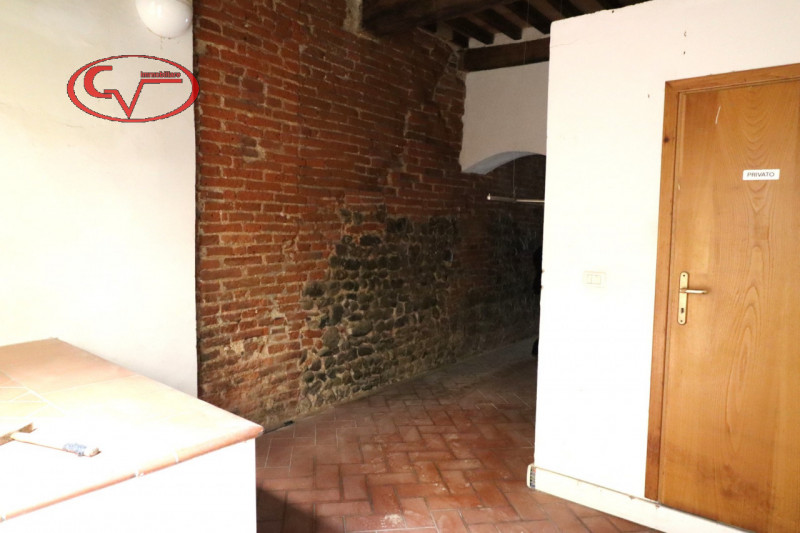 Immagine 9 di Negozio in vendita  in Via Roma a Montevarchi