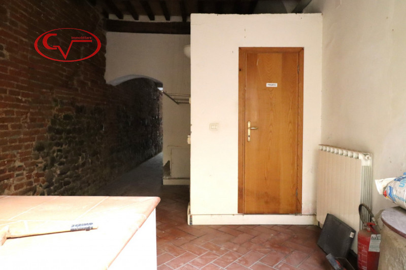 Immagine 11 di Negozio in vendita  in Via Roma a Montevarchi