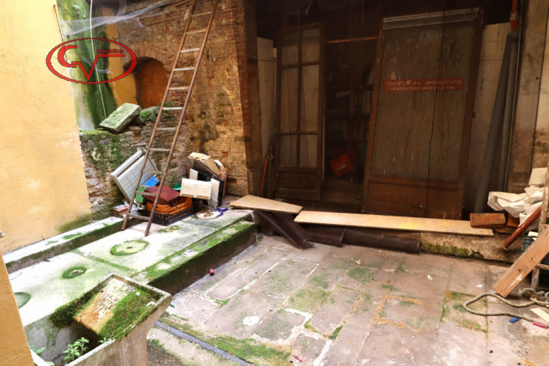 Immagine 13 di Negozio in vendita  in Via Roma a Montevarchi