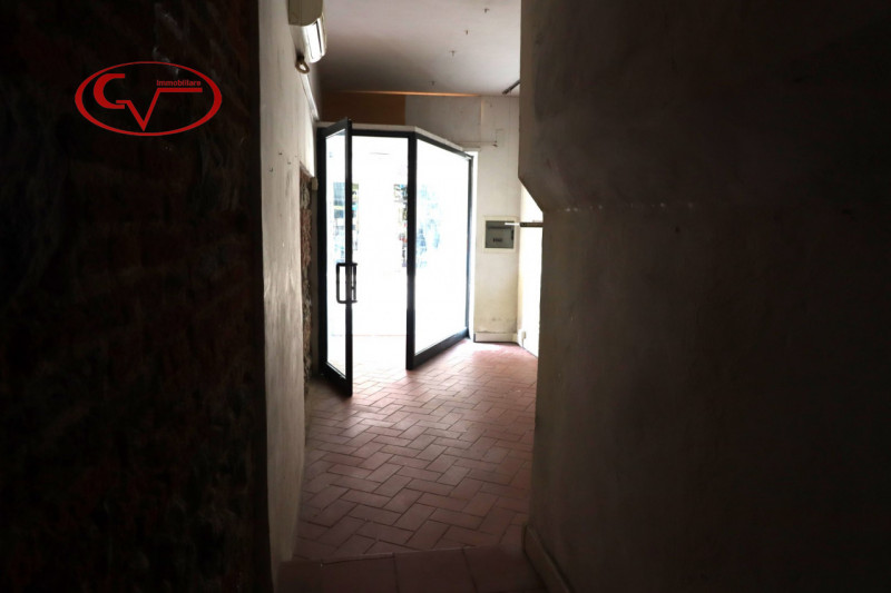 Immagine 16 di Negozio in vendita  in Via Roma a Montevarchi