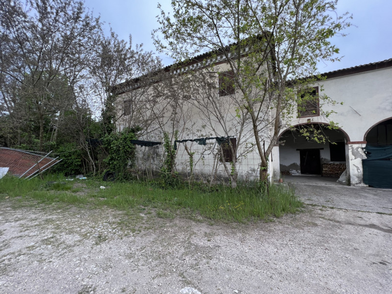 Immagine 6 di Rustico / casale in vendita  in via ponte tezze a Rovolon