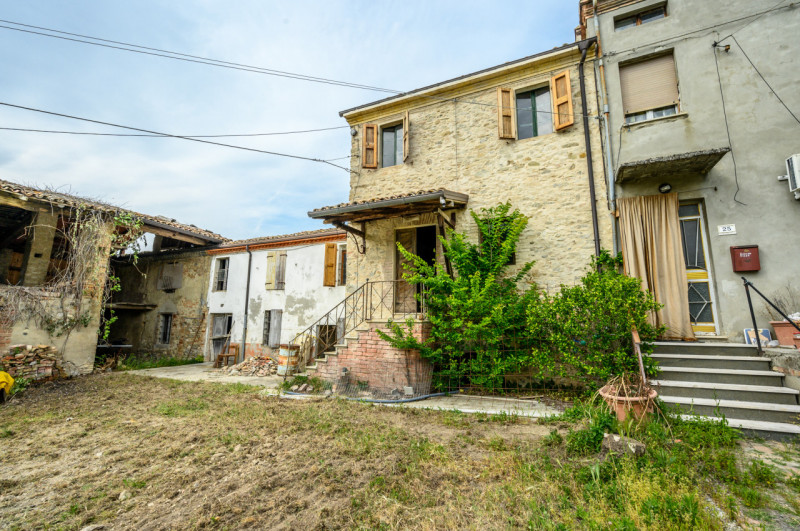 Immagine 43 di Rustico / casale in vendita  in ca Paolini a Medesano