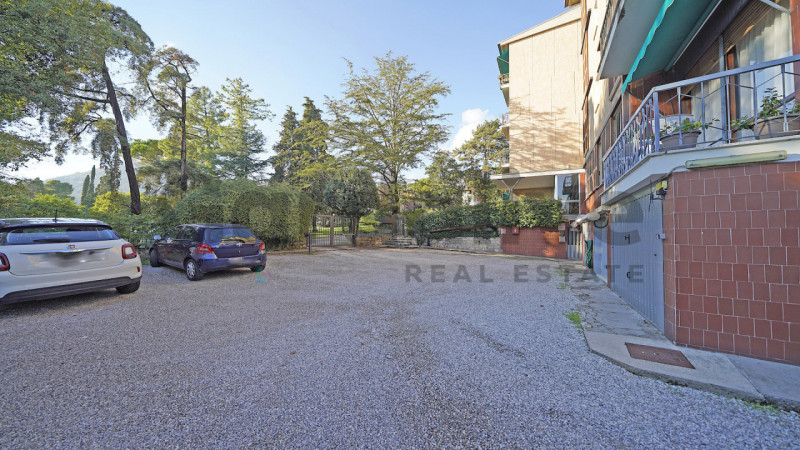 Immagine 10 di Appartamento in vendita  a Gardone Riviera