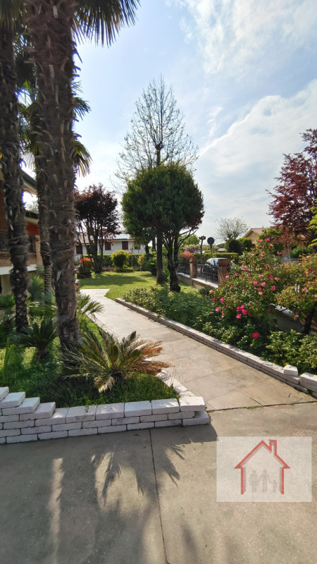 Immagine 9 di Villa in vendita  a Arcade