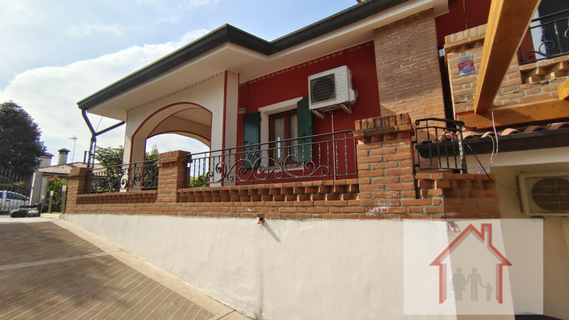 Immagine 12 di Villa in vendita  a Arcade