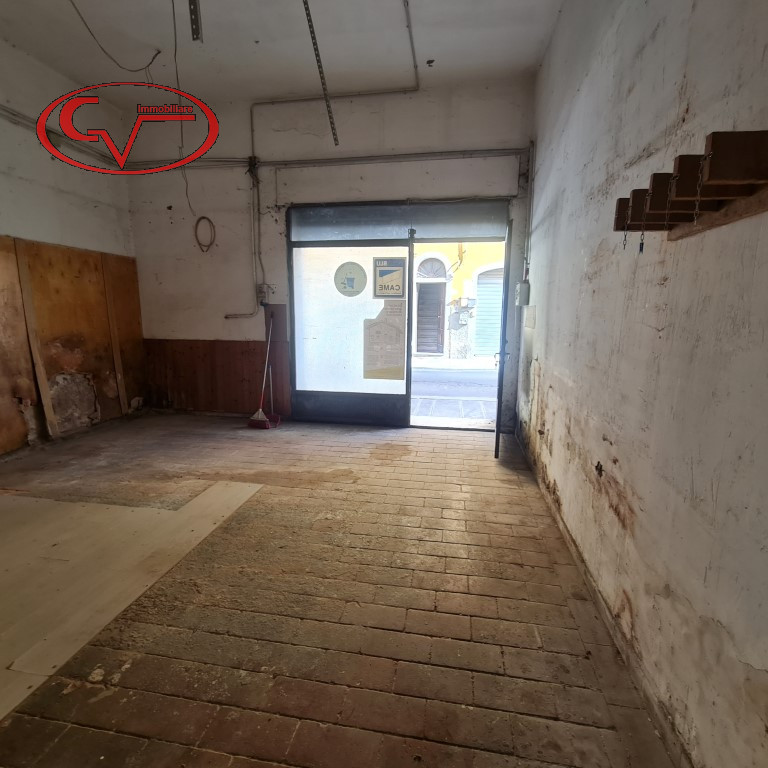 Immagine 2 di Magazzino in vendita  in via trento a Montevarchi