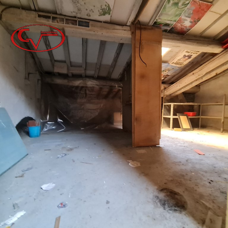 Immagine 3 di Magazzino in vendita  in via trento a Montevarchi