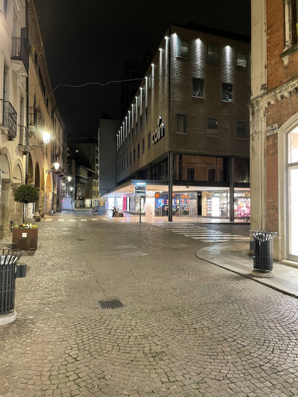Immagine 5 di Attività commerciale in vendita  in Piazza delle Erbe a Padova