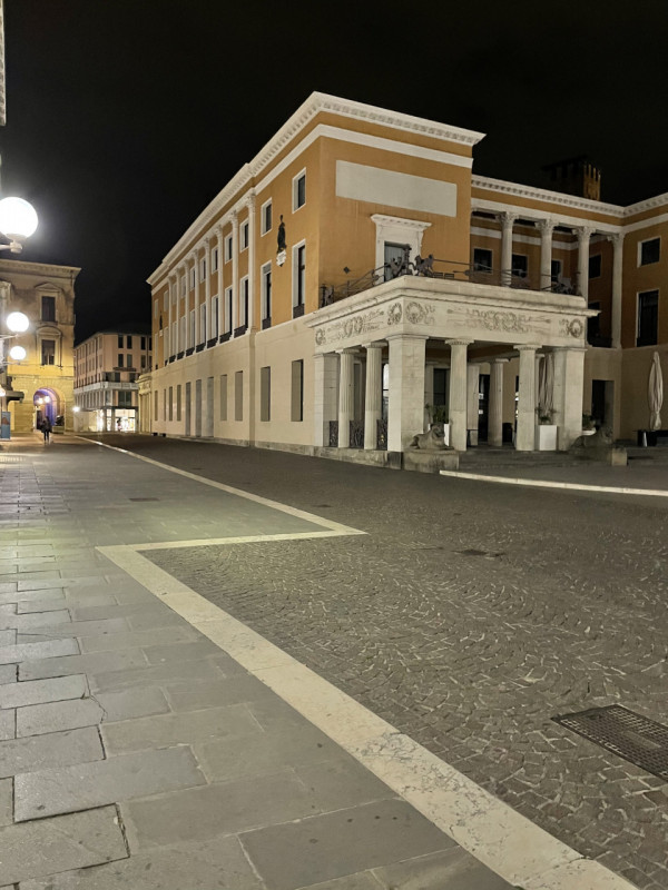 Immagine 9 di Attività commerciale in vendita  in Piazza delle Erbe a Padova