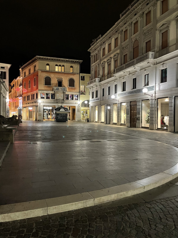 Immagine 11 di Attività commerciale in vendita  in Piazza delle Erbe a Padova