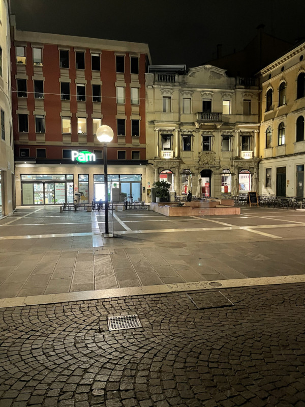 Immagine 12 di Attività commerciale in vendita  in Piazza delle Erbe a Padova