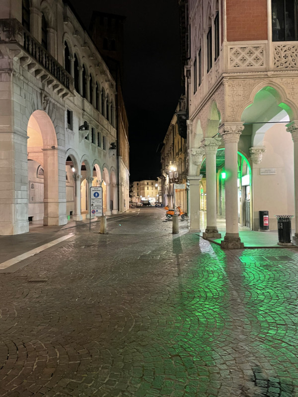 Immagine 13 di Attività commerciale in vendita  in Piazza delle Erbe a Padova