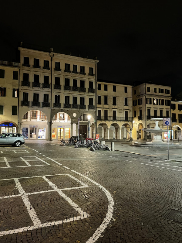 Immagine 17 di Attività commerciale in vendita  in Piazza delle Erbe a Padova