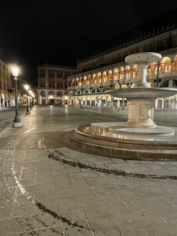 Immagine 18 di Attività commerciale in vendita  in Piazza delle Erbe a Padova