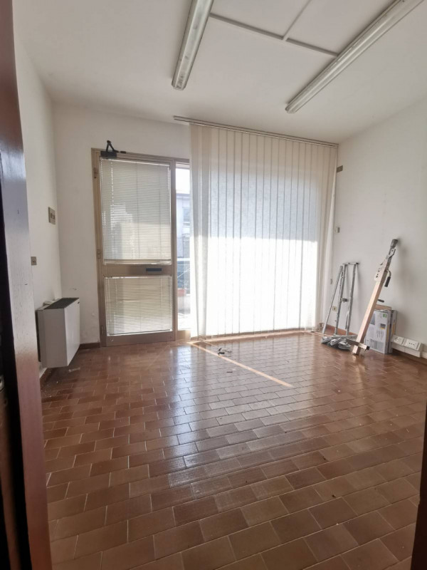 Immagine 6 di Negozio in affitto  in via P.B. Longo a Curtarolo