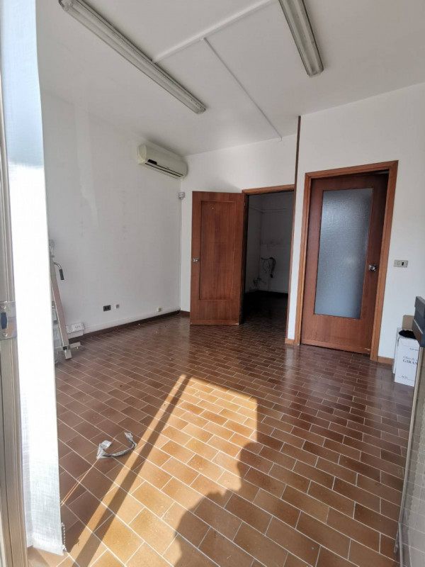 Immagine 7 di Negozio in affitto  in via P.B. Longo a Curtarolo
