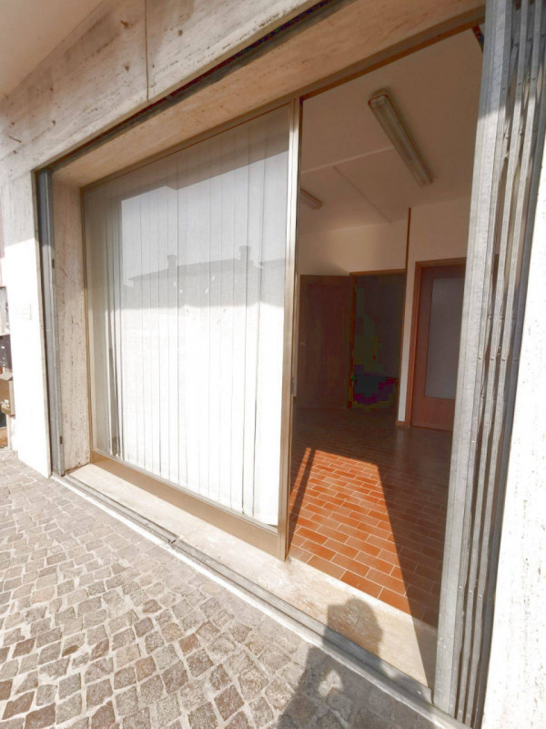 Immagine 8 di Negozio in affitto  in via P.B. Longo a Curtarolo