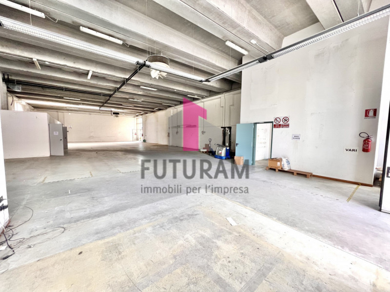 Immagine 2 di Capannone industriale in affitto  in STRADA DEI PIZZOLATI a Vicenza
