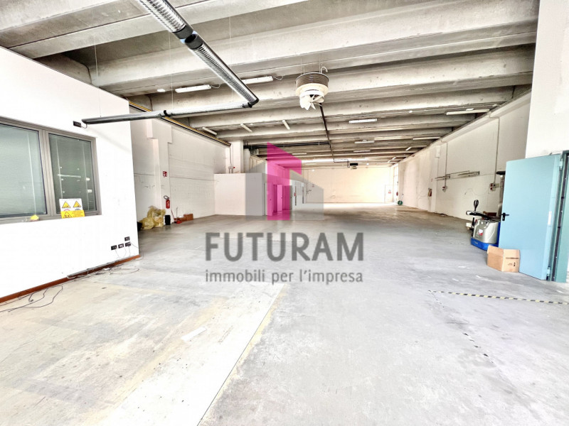 Immagine 3 di Capannone industriale in affitto  in STRADA DEI PIZZOLATI a Vicenza