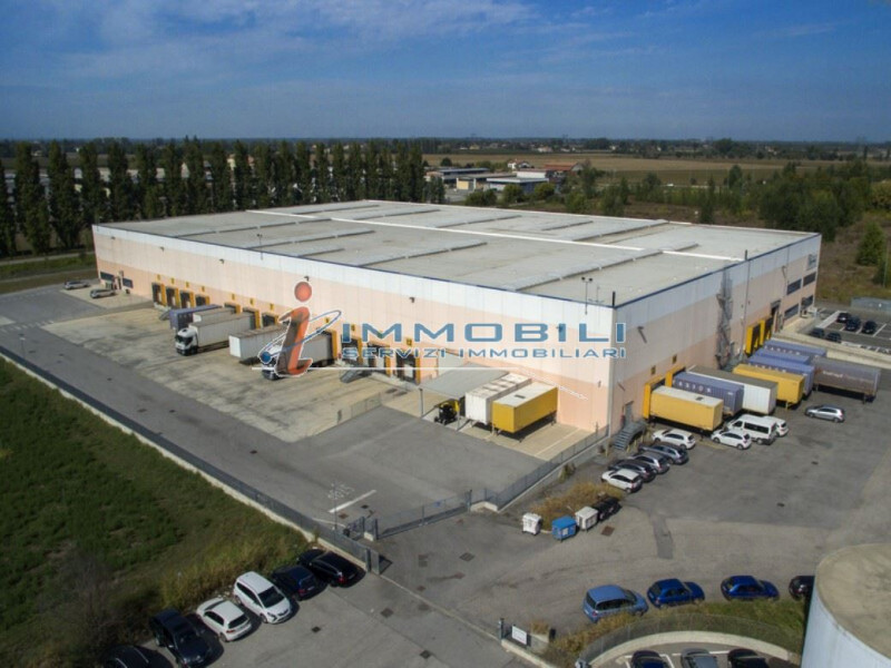 Immagine 1 di Magazzino in affitto  in VIA COSTITUZIONE a Rolo
