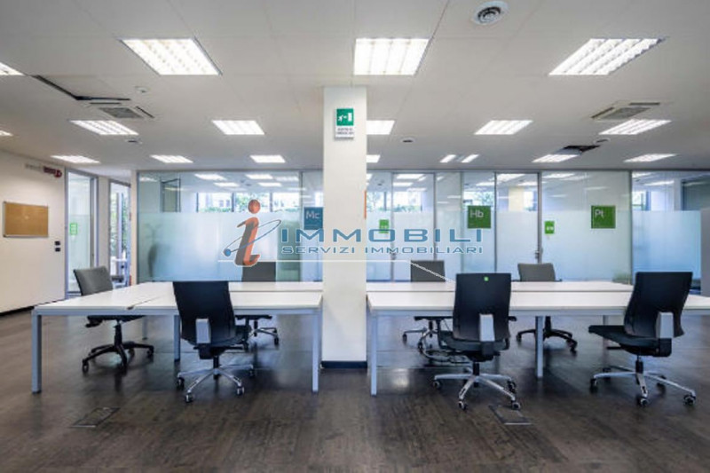 Immagine 4 di Ufficio in affitto  in VIA BARLETTA a Milano
