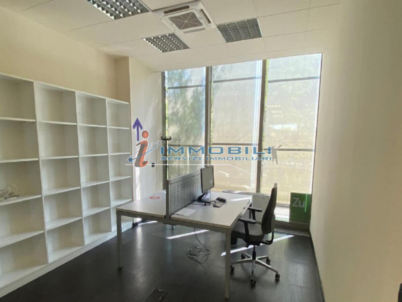 Immagine 2 di Ufficio in affitto  in VIA BARLETTA a Milano