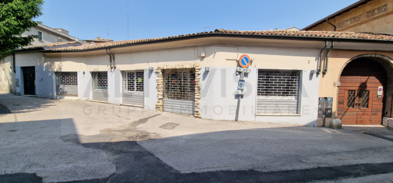 Immagine 4 di Negozio in affitto  in Via Santa Maria a Desenzano Del Garda