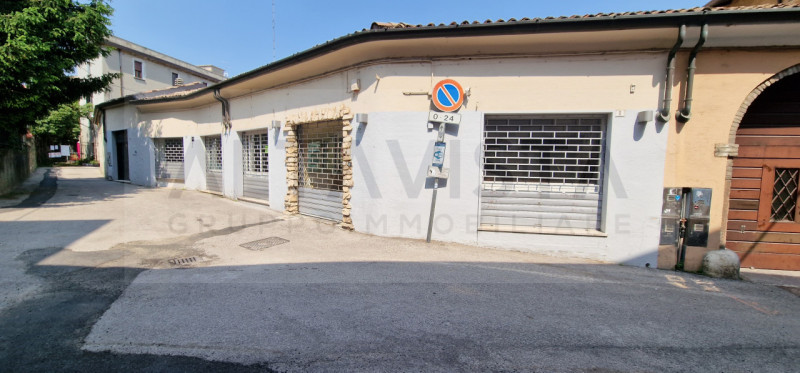 Immagine 5 di Negozio in affitto  in Via Santa Maria a Desenzano Del Garda
