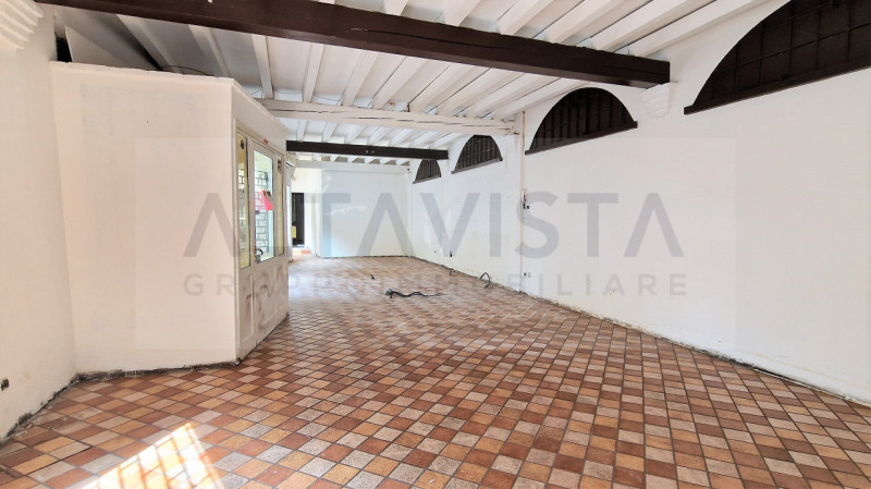 Immagine 7 di Negozio in affitto  in Via Santa Maria a Desenzano Del Garda