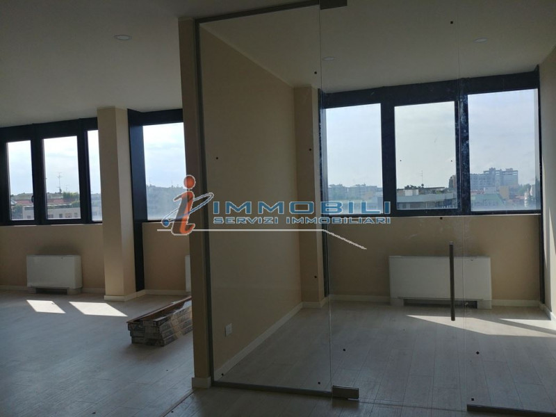 Immagine 8 di Appartamento in vendita  in VIA MUZIO ATTENDOLO SFORZA a Milano