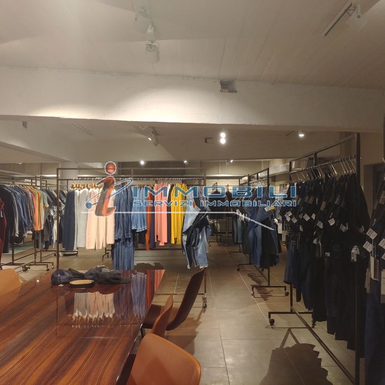 Immagine 3 di Ufficio in vendita  in VIA CANDIANI GIUSEPPE a Milano