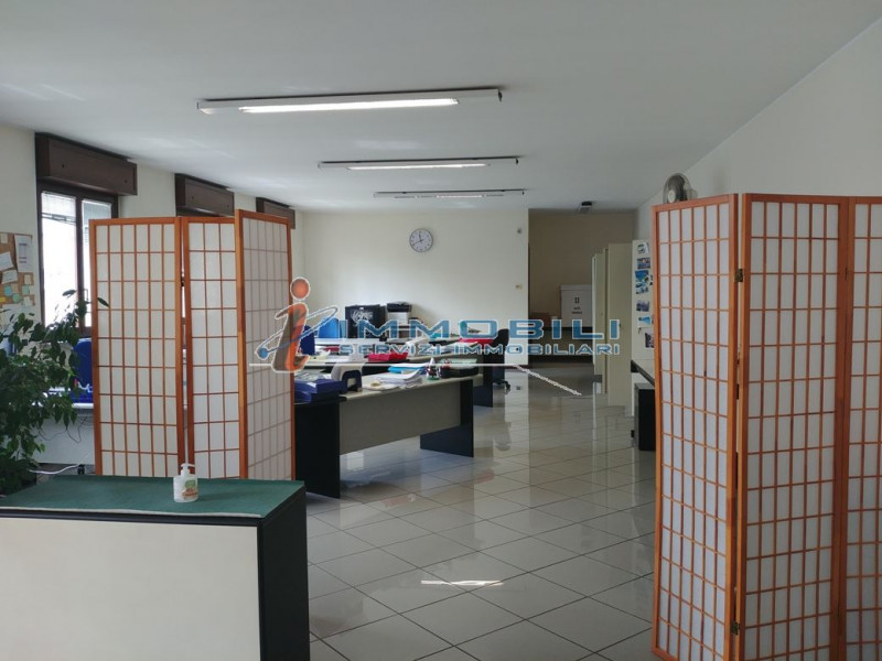 Immagine 19 di Attività commerciale in vendita  in VIA STAFFORA a Opera