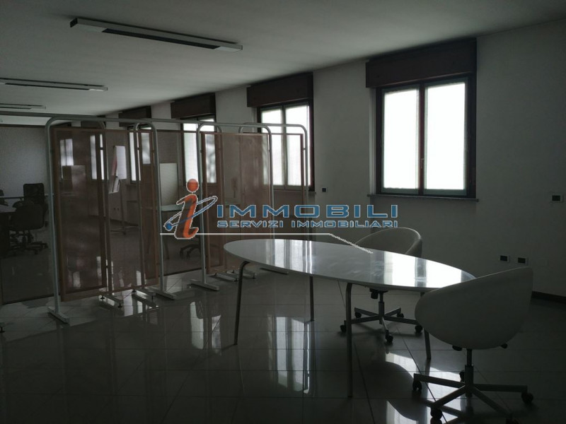 Immagine 23 di Attività commerciale in vendita  in VIA STAFFORA a Opera