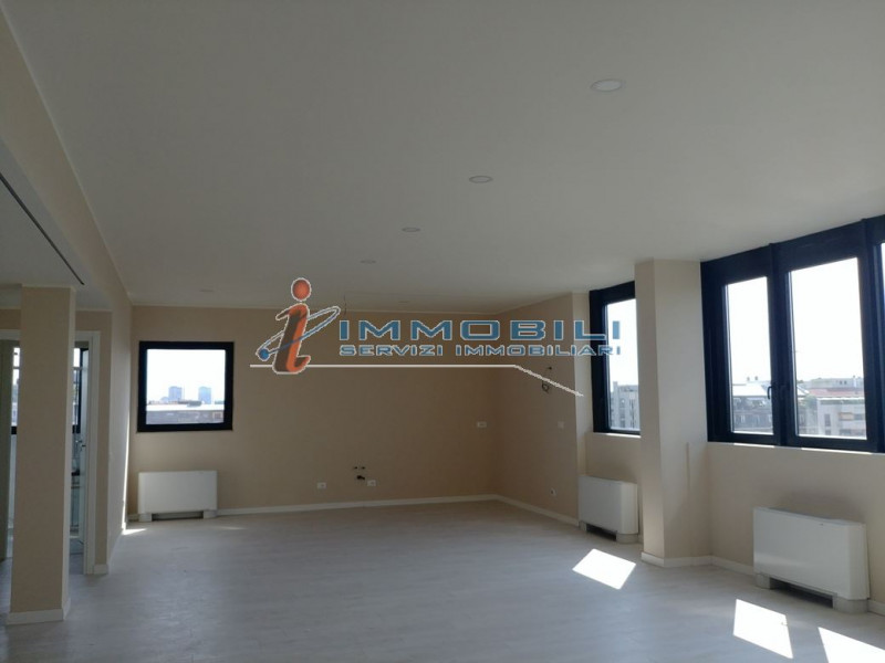 Immagine 3 di Attività commerciale in vendita  in VIA MUZIO ATTENDOLO SFORZA a Milano