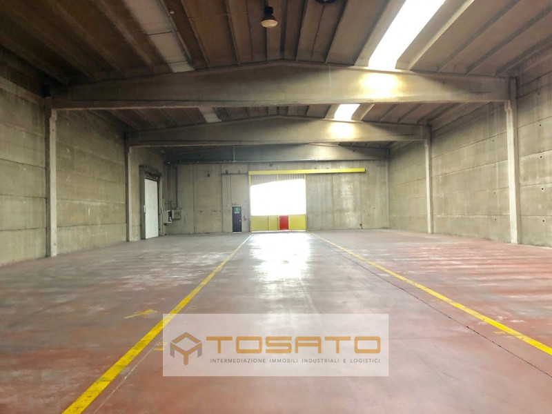 Immagine 2 di Capannone industriale in affitto  a Verona