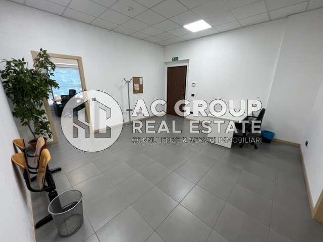 Immagine 2 di Ufficio in affitto  a Saronno
