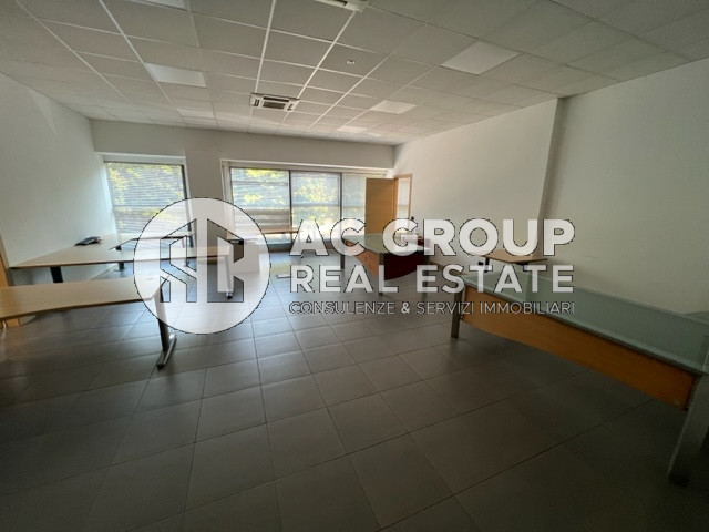 Immagine 8 di Ufficio in affitto  a Saronno
