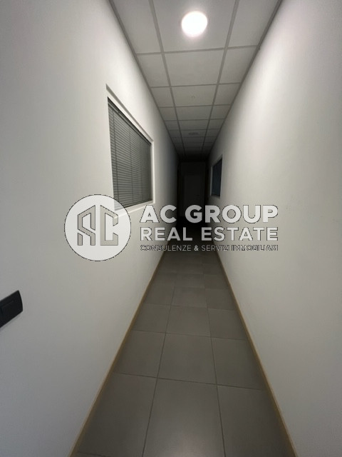 Immagine 10 di Ufficio in affitto  a Saronno