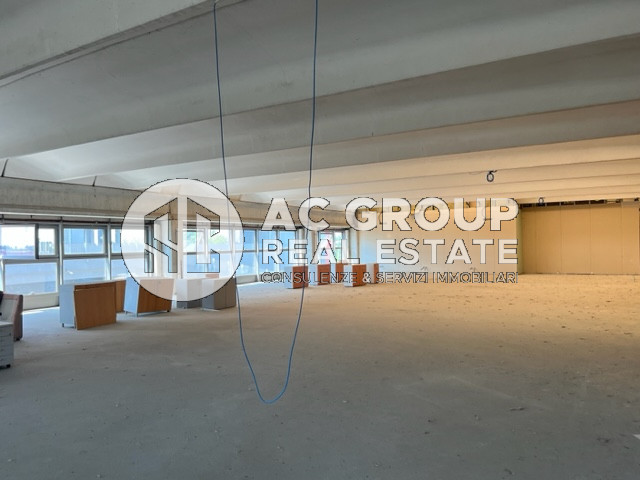 Immagine 11 di Ufficio in affitto  a Saronno