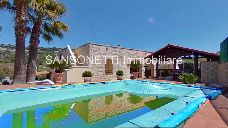 Immagine 1 di Villa in vendita  a Fasano