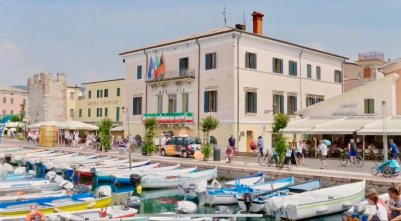 Immagine 2 di Negozio in vendita  a Bardolino