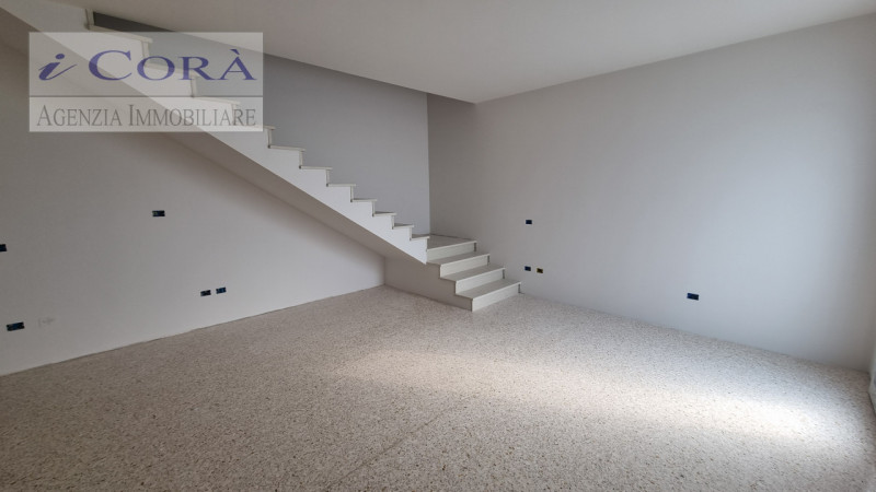 Immagine 2 di Casa trifamiliare in vendita  a Rovolon